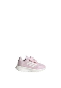 Zapatilla deportiva rosa con parte superior de malla, acentos sintéticos, diseño de tres rayas en blanco, correas de Velcro ajustables y suela texturizada.