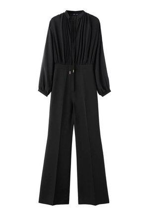 Mono negro con cuello alto, mangas largas, cuerpo plisado y pantalones de pierna ancha. Presenta una cintura con cordón y acentos metálicos.