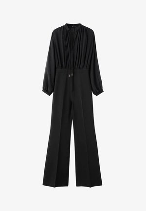 Czarny kombinezon z wysokim dekoltem, długimi rękawami, plisowanym tułowiem i szerokimi spodniami. Ma elastyczny pas z sznurkiem i metaliczne akcenty.