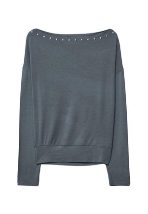 Grijze trui met een off-shoulder halslijn, lange mouwen en decoratieve zilveren studs langs de bovenkant. Heeft een ontspannen pasvorm en een zachte textuur.