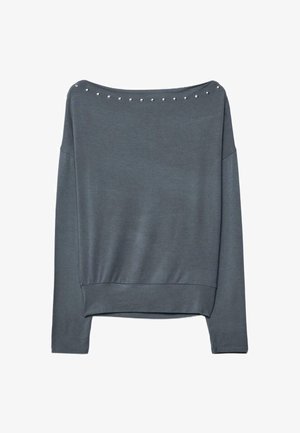 Grijze trui met een off-shoulder halslijn, lange mouwen en decoratieve zilveren studs langs de bovenkant. Heeft een ontspannen pasvorm en een zachte textuur.