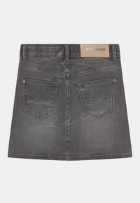 Denimminikjol i mörkgrå med en lätt slitning, fyra fickor och en ljusbrun läderetikett vid midjan.