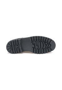 Suola di scarpa in gomma nera con scanalature di trazione profonde e punta arrotondata. Presenta una finitura testurizzata e un logo del marchio in rilievo.