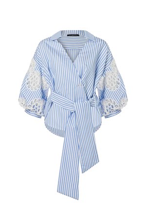 Blau-weiß gestreifte Wickelbluse mit breiten, spitzenbestickten 3/4-Ärmeln und einem langen, passenden Taillenbindegürtel.