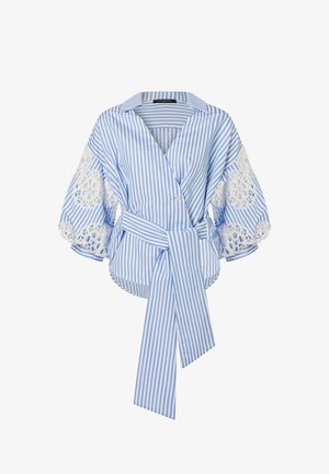 Blouse cache-cœur rayée verticale bleu et blanc avec larges manches 3/4 brodées de dentelle et une longue ceinture assortie à nouer à la taille.