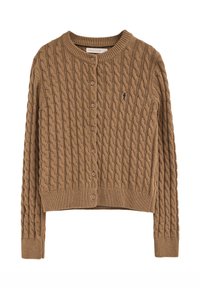 Brun kabelstickad kofta med rund hals, fem knappar framtill och en liten logotyp på vänster bröst. Mjuk textur och kroppsnära design.