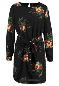 Vestido negro con flores que presenta mangas largas, un lazo en la cintura y vibrantes patrones de flores amarillas y rojas sobre una tela fluida.