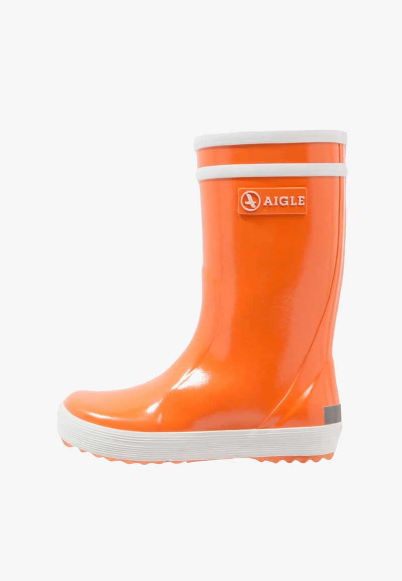 Pomarańczowy gumowy kalosz z błyszczącym wykończeniem, białą gumową podeszwą i logo marki po boku, z charakterystycznym zaokrąglonym krawędzią u góry.