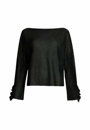 Zwarte cropped top met horizontale zilveren strepen, een boot-nachtkraag en lange mouwen met gerimpelde accenten bij de manchetten. Gemaakt van een lichtgewicht materiaal.