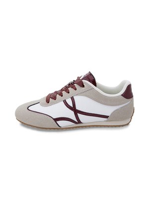 Sneakers in beige suede and white leather, featuring burgundy accents, lace-up design, and a textured rubber sole. Lightweight and sporty.