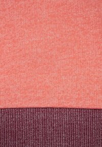Dos muestras de tejido: la superior es una tela de punto de coral suave, mientras que la inferior es un tejido de punto ribeteado en burdeos oscuro con rayas más claras.