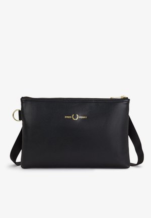Borsa a tracolla rettangolare nera con cerniera dorata, logo Fred Perry dorato e tracolla in tessuto nero regolabile.