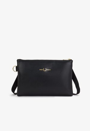 Schwarze rechteckige Umhängetasche mit goldenem Reißverschluss, goldenem Fred Perry-Logo und verstellbarem schwarzen Stoffriemen.