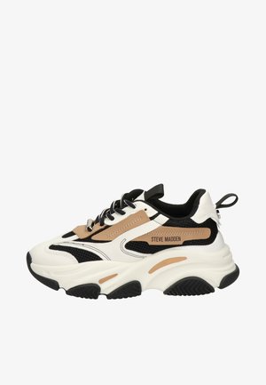 Masywne sneakersy w białym, czarnym i beżowym wzorze. Wykonane z siateczki i materiałów syntetycznych, z wyraźnymi sznurówkami i teksturowaną gumową podeszwą.