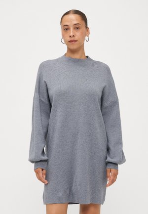 Grijze gebreide jurk met lange, losse mouwen en een hoge halslijn. Zachte textuur, boven de knie lengte en subtiele ribbeldetails.