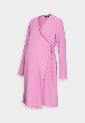 Vestido de maternidad largo de manga larga en color rosa con borde de encaje y cierre lateral atado, exhibido sobre un fondo claro y sencillo.