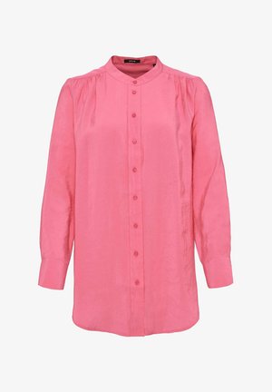 Camicia rosa a maniche lunghe con colletto alto, chiusura a bottoni, leggero arricciamento alle spalle e una vestibilità dritta e rilassata. Texture liscia.