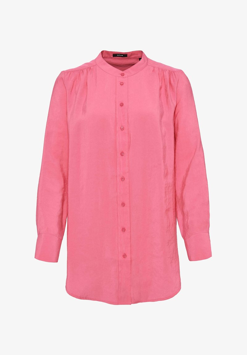 Różowa koszula z długim rękawem, z wysokim kołnierzem, zapinana na guziki, z lekko marszczonymi ramionami i prostym, luźnym krojem. Gładka tekstura.