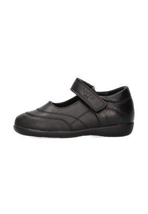 Zapato Mary Jane de cuero negro con puntera redondeada, una correa de Velcro, detalles de costura y una superficie lisa. Suela de goma plana.