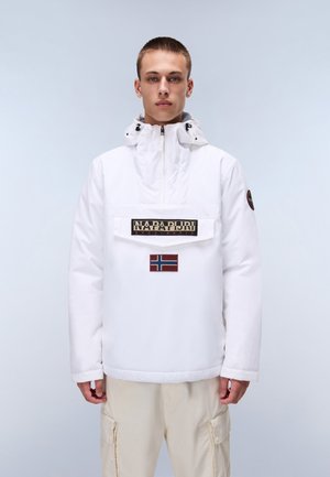 Hvit isolert jakke med høy krage, frontlomme og broderte lapper med logo og Norges flagg. Har glidelås og justerbar hette.