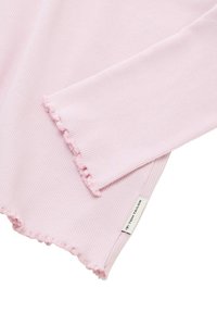 Ljust rosa ribbat topp med fransade kanter och en liten etikett med texten "TOM TAILOR" på sidan. Mjukt tyg med en något texturerad yta.