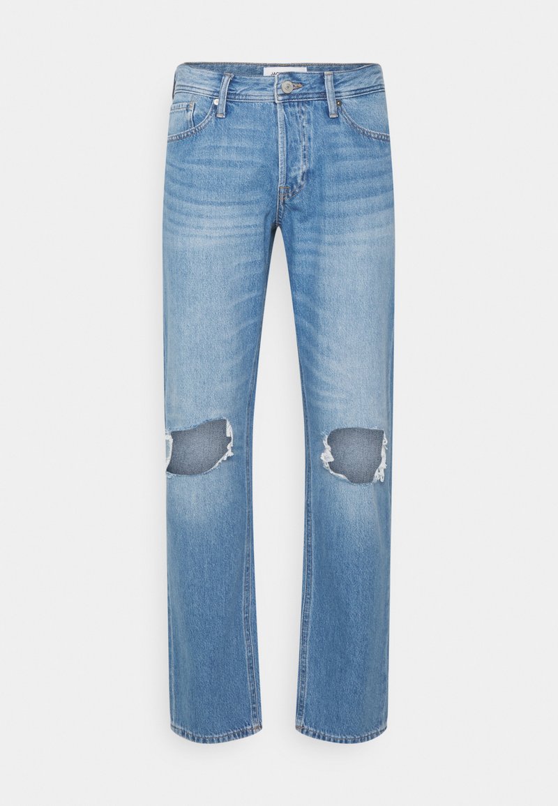 Jeans de mezclilla azul claro con corte recto, que cuentan con dos parches desgastados en las rodillas y detalles de decoloración sutil. Diseño estándar de cinco bolsillos.