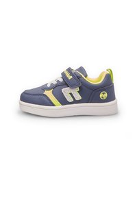 Sinine sünteetiline tennisek canal valge talla, kollased aktsendid ja tekstureeritud küljed. Omab Velcro rihma ja ümmargust logo detaili kandadel.