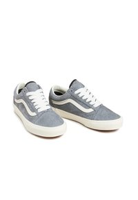 Sneakers gri din pânză cu șireturi albe, având un design cu dungi albe pe lateral și o talpă din cauciuc. Partea superioară texturată și vârful rotunjit.