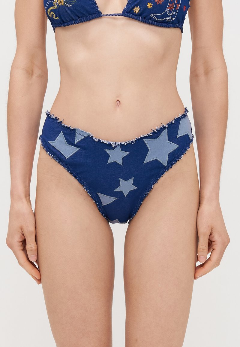 Blauwe bikinibroek met sterrenpatronen, rafelig geknipte randen en een laag uitgesneden ontwerp. Het materiaal lijkt rekbaar en textuur te hebben.