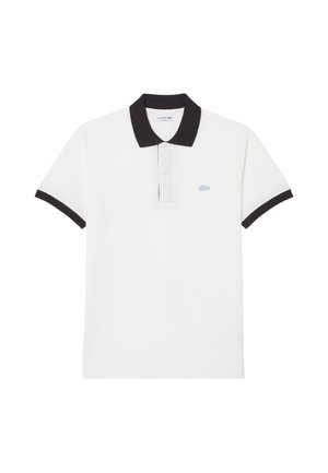 Polo bianca a maniche corte con colletto nero e polsini, patta con due bottoni e piccolo logo blu ricamato sul petto.