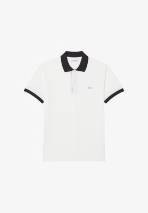 Polo bianca a maniche corte con colletto nero e polsini, patta con due bottoni e piccolo logo blu ricamato sul petto.