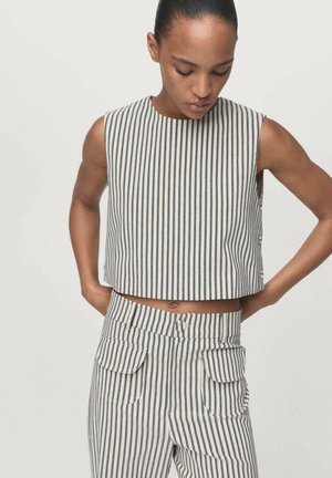 Stribet crop top i beige og marineblå bomuldsstof, med høj hals og ærmeløs design. Sammen med matchende stribede bukser.