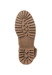 Semelle de chaussure en caoutchouc marron avec un motif de semelle profond et des détails en forme de croix. Nom de la marque embossé "s.Oliver" près du talon. Taille 37 indiquée.
