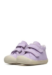 Scarpe in tela lavanda con doppie cinghie in velcro, punta arrotondata e suola in gomma testurizzata. Design leggero adatto per un abbigliamento casual.