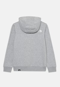 Šedá mikina s kapucňou vyrobená z mäkkej tkaniny, s veľkou kapucňou, rebrovanými manžetami a spodným lemom. Logo na hornej časti chrbta. Minimalistický dizajn, bez rozlišovacích vzorov.