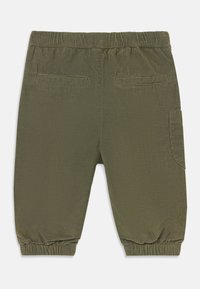 Pantalons pour enfants en velours côtelé de couleur olive, avec des poignets et une taille élastiques, dotés de deux poches arrière et d'une poche cargo sur le côté.