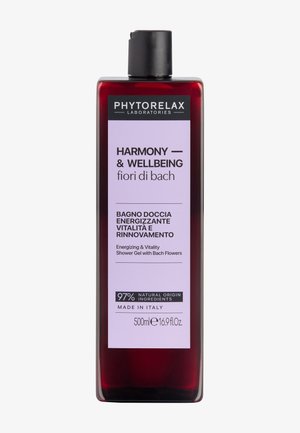 Flacon rouge foncé de gel douche énergisant Phytorelax Harmony & Wellbeing avec 97 % d'ingrédients naturels, fabriqué en Italie, capacité 500 ml.