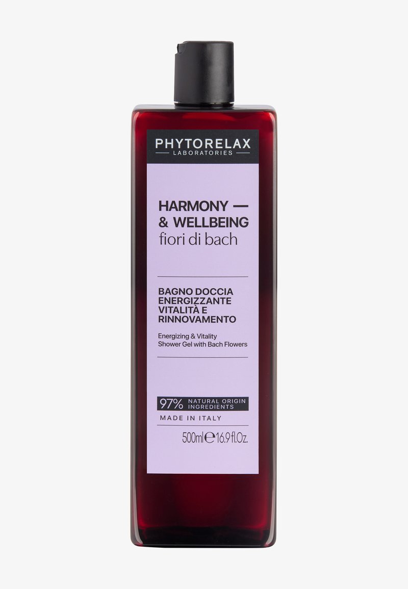 Bottiglia rosso scuro di gel doccia energizzante Phytorelax Harmony & Wellbeing con il 97% di ingredienti naturali, prodotto in Italia, capacità 500 ml.