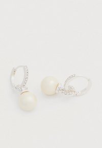 Ασημένια σκουλαρίκια κρίκοι με μεγάλα κρεμ πέρλες, διακοσμημένα με μια σειρά από μικρές διαφανείς στρας στον κρίκο για επιπλέον λεπτομέρεια.