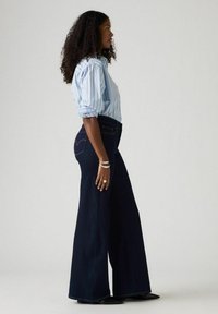 Levi's® 318™ SHAPING WIDE LEG - Flared-farkut - tall glass of water-0009