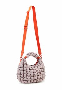 Borsa morbida in lilla con una superficie textured e trapuntata. Presenta un manico rotondo e una tracolla arancione regolabile per indossarla a tracolla.