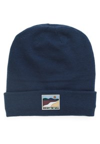 Gorro de punto azul marino con puño doblado y un parche rectangular que presenta un diseño paisajístico con montañas, agua y un sol.