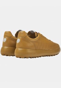 Braune Leder-Sneaker mit glatter Textur, ausgestattet mit einer gepolsterten Sohle und dezenten gestreiften Details an den Seiten.
