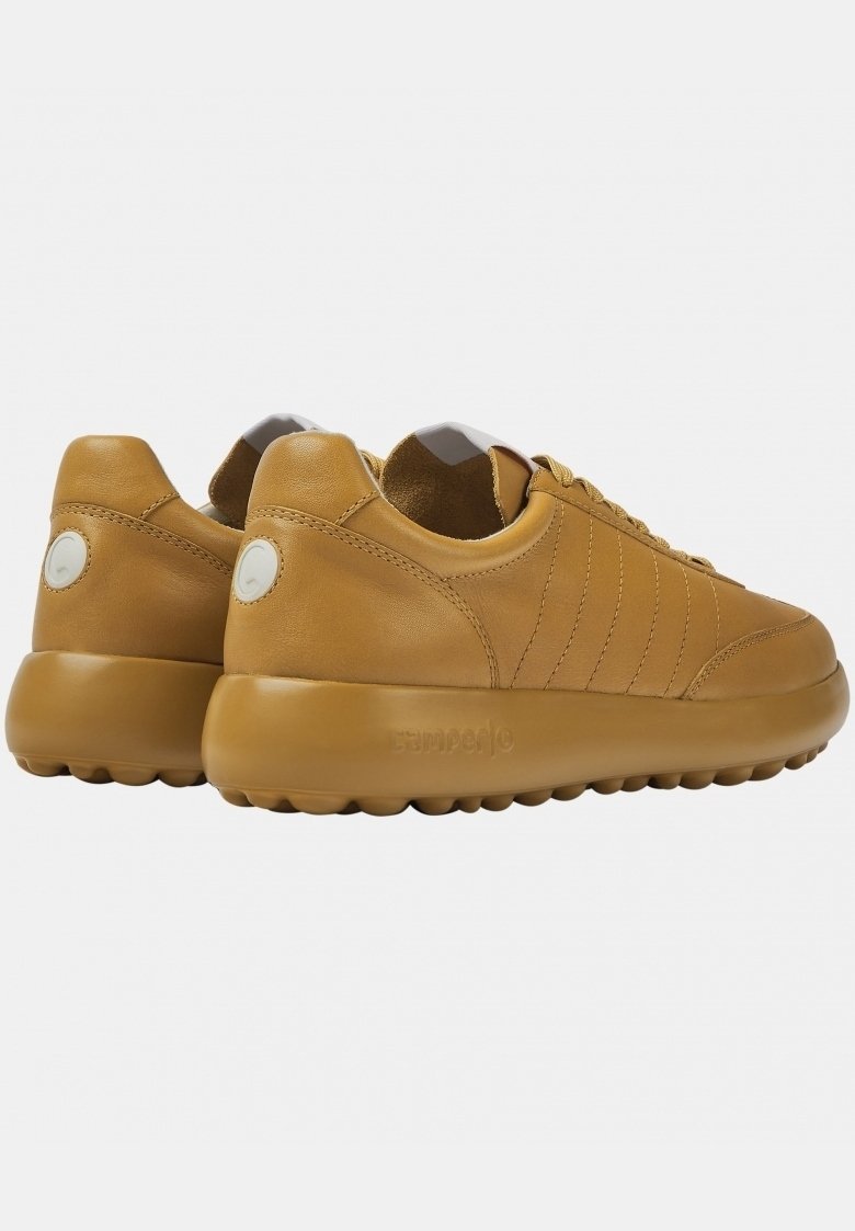 Baskets en cuir marron avec une texture lisse, dotées d'une semelle rembourrée et de subtils détails rayés sur les côtés.