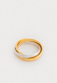 Kolmene sõrmus, millel on omavahel seotud kuld- ja hõbesõrmused, millel on sile ja poleeritud viimistlus, esitleb ümmargust disaini.