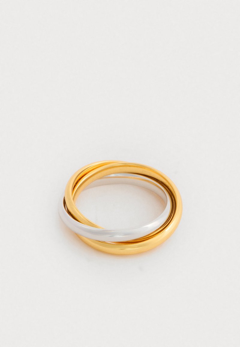 Kolmene sõrmus, millel on omavahel seotud kuld- ja hõbesõrmused, millel on sile ja poleeritud viimistlus, esitleb ümmargust disaini.