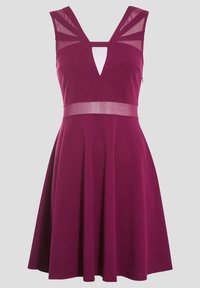 Robe A-line bourgogne avec un col en V, des accents de panneaux transparents et une taille cintrée, présentant une jupe qui s'évase délicatement.