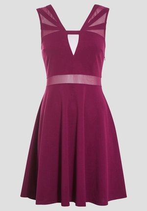 Robe A-line bourgogne avec un col en V, des accents de panneaux transparents et une taille cintrée, présentant une jupe qui s'évase délicatement.