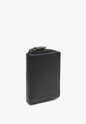 Schwarze Lederbrieftasche mit strukturierter Oberfläche, ausgestattet mit einem Reißverschluss und dezenten Branding an der Seite. Kompakte rechteckige Form.