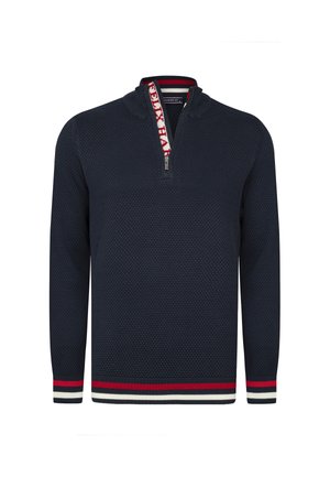 Marineblauer Pullover mit strukturiertem Strick, halbem Reißverschluss und einem Kragen mit einem roten und weißen Logo. Rippstrickbündchen mit roten und weißen Streifen.